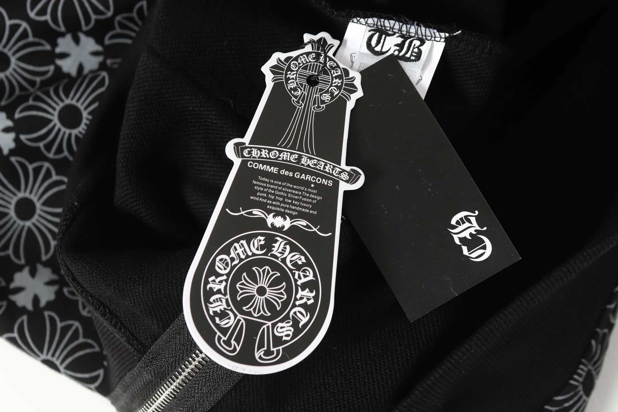 P300 cross-border model, please do not place an order if you are pursuing quality - Chrome Hearts/Chrome Hearts Sanskrit Dark Pattern Horseshoe Sanskrit Cross ✝️ Printed Zipper Sweater Cardigan Jacket - High weight, high density and high quality. The wool is soft, delicate and skin-friendly. It feels soft and silky. It has excellent warmth and skin-friendly properties. - Custom-woven and custom-dyed, no color difference. No matter the fabric or workmanship details, it beats the ordinary version on the market. - Hardware zipper accessories are all customized and full of details. -Colour: Black White Blue -Size: S M L XL